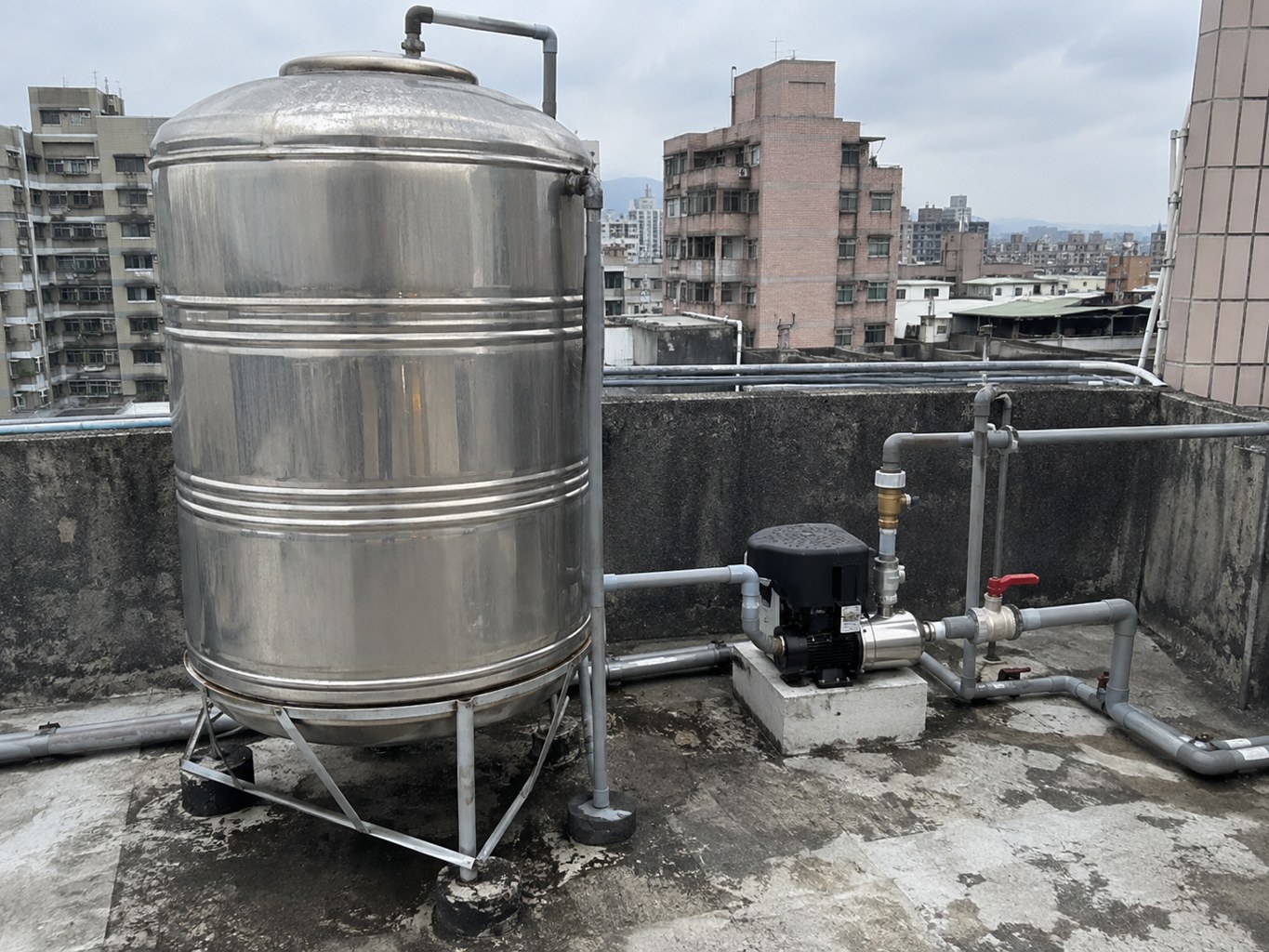 新北頂樓抽水泵浦設備配置